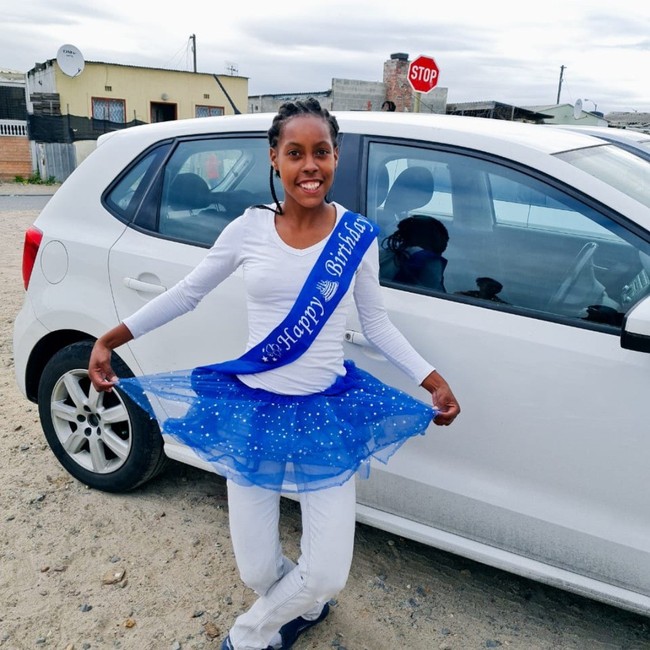 Minnies adalah penyerang tim wanita Afrika Selatan Mamelodi Sundowns yang jadi viral karena penampilannya. Dalam berbagai postingan di Twitter, banyak fans bola menyandingkan fotonya dengan Ronaldinho. Minnies dianggap sangat mirip bak versi wanita dari Ronaldinho terlebih saat keduanya sama-sama menggunakan jersey warna kuning. Foto: Instagram