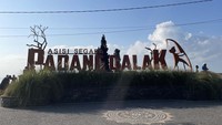 Tak hanya mencemari pantai, kehadiran sampah-sampah ini juga tentu mengganggu aktivitas masyarakat di Pantai Padang Galak.  