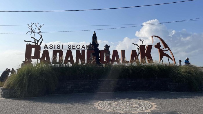 Keindahan Pantai Padang Galak di Bali terancam oleh masalah serius. Sampah mulai memenuhi tepi pantai ini.