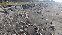 Menurut salah satu pengunjung, Made Lawa, sampah yang ada di Pantai Padang Galak disebabkan oleh air pantai yang besar. Besarnya air akan menghanyutkan sampah hingga terbawa ke tepi pantai.  