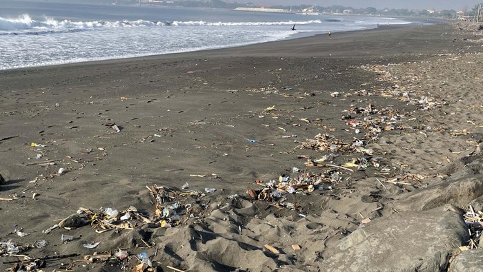 Miris! Pantai Padang Galak Tercemar oleh Sampah Keindahan Pantai Padang Galak di Bali terancam oleh masalah serius. Sampah mulai memenuhi tepi pantai ini.
