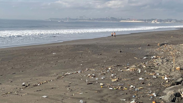 Keindahan Pantai Padang Galak di Bali terancam oleh masalah serius. Sampah mulai memenuhi tepi pantai ini.