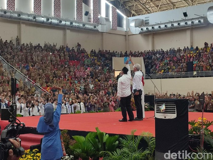 Momen Gubernur Jateng dan Wakilnya, Ganjar Pranowo-Taj Yasin, berpamitan di GOR Jatidiri, Semarang, Selasa (5/9/2023).