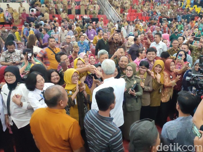 Momen Gubernur Jateng dan Wakilnya, Ganjar Pranowo-Taj Yasin, berpamitan di GOR Jatidiri, Semarang, Selasa (5/9/2023).