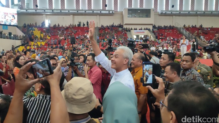 Momen Gubernur Jateng dan Wakilnya, Ganjar Pranowo-Taj Yasin, berpamitan di GOR Jatidiri, Semarang, Selasa (5/9/2023).