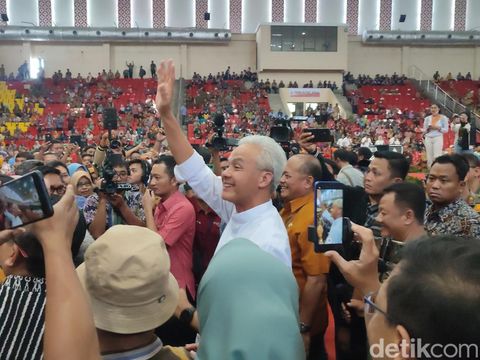 Momen Gubernur Jateng dan Wakilnya, Ganjar Pranowo-Taj Yasin, berpamitan di GOR Jatidiri, Semarang, Selasa (5/9/2023).