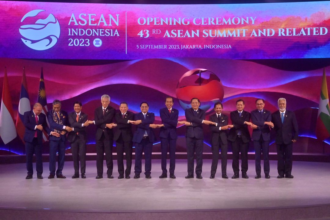 The President of Indonesia Joko Widodo (seventh left) pose together with (from left) the Prime Minister of Cook Islands Mark Brown, the President of Bangladesh Mohammed Shahabuddin, the President of the Philippines Ferdinand Marcos Jr., the Prime Minister of Singapore Lee Hsien Loong, the Permanent Secretary of Foreign Affairs Thailand Sarun Charoensuwan, the Prime Minister of Viet Nam Pham Minh Chinh, the Prime Minister of Lao PDR, the Sultan of Brunei Darussalam Hassanal Bolkiah, the Prime Minister of Cambodia Hun Manet, the Prime Minister of Malaysia Anwar Ibrahim and the Prime Minister of Timor Leste Xanana Gusmao during the opening of the 43rd ASEAN Summit in Jakarta, Tuesday (5/9/2023). Media Center of ASEAN Summit 2023/Akbar Nugroho Gumay/foc/ratih. *** Local Caption *** Presiden Joko Widodo (ketujuh kiri) berfoto bersama, dari kiri, Perdana Menteri Cook Islands Mark Brown, Presiden Bangladesh Mohammed Shahabuddin, Presiden Filipina Ferdinand Romualdez Marcos Jr, Perdana Menteri Singapura Lee Hsien Loong, Permanent Secretary of Foreign Affairs Thailand Sarun Charoensuwan, Perdana Menteri Vietnam Pham Minh Chinh, Perdana Menteri Laos Sonexay Siphandone, Sultan Brunei Darussalam Hassanal Bolkiah, Perdana Menteri Kamboja Hun Manet, Perdana Menteri Malaysia Anwar Ibrahim, dan Perdana Menteri Timor Leste Xanana Gusmao saat pembukaan KTT ke-43 ASEAN 2023 di Jakarta, Selasa (5/9/2023). Media Center KTT ASEAN 2023/Akbar Nugroho Gumay/foc.