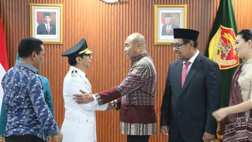 Momen saat Viktor Bungtilu Laiskodat menyerahkan memori jabatan Gubernur NTT kepada Pj Gubernur NTT Ayodhia Kalake, Selasa (5/9/2023). (Dokumen Humas Pemprov NTT)