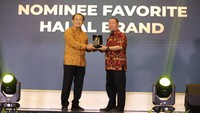 Penghargaan diberikan langsung oleh Direktur Kemitraan dan Pelayanan Audit Halal LPPOM MUI, Dr. Ir. Muslich, M.Si kepada Rafael Widya Wiryawan, General Manager Human Capital PT Santos Jaya Abadi di Bogor, Senin (4/9).  