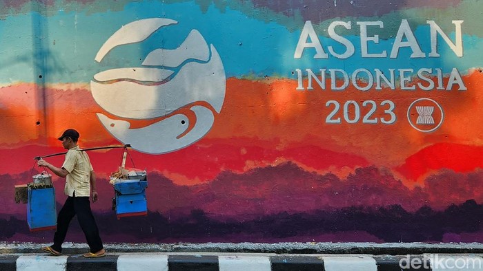 Mural KTT ASEAN Mejeng di Jalanan Ibu Kota Mural KTT ASEAN Mejeng di Jalanan Ibu Kota