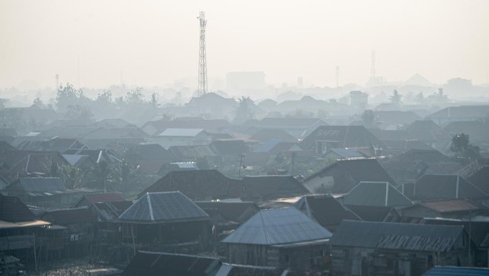 Ngeri! Kota Palembang Memutih Dikepung Kabut Asap Suasana Jembatan Ampera yang tertutup kabut asap di Palembang, Sumatera Selatan, Selasa (5/9/2023). Berdasarkan data dari Badan Meteorologi, Klimatologi, dan Geofisika (BMKG) Nilai Ambang Batas (NAB) konsentrasi partikulat (PM10) di Palembang sebesar 196 atau berada dikategori tidak sehat yang diakibatkan dari kebakaran lahan dan hutan di Provinsi Sumsel. ANTARA FOTO/Nova Wahyudi