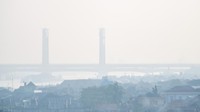 Suasana Jembatan Ampera yang tertutup kabut asap di Palembang, Sumatera Selatan, Selasa (5/9/2023).   