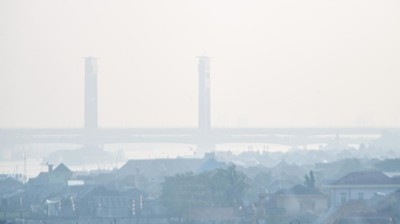 Penampakan Jembatan Ampera yang Hilang Tertutup Kabut Asap Tebal