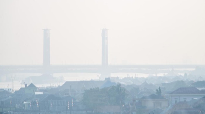 Suasana Jembatan Ampera yang tertutup kabut asap di Palembang, Sumatera Selatan, Selasa (5/9/2023). Berdasarkan data dari Badan Meteorologi, Klimatologi, dan Geofisika (BMKG) Nilai Ambang Batas (NAB) konsentrasi partikulat (PM10) di Palembang sebesar 196 atau berada dikategori tidak sehat yang diakibatkan dari kebakaran lahan dan hutan di Provinsi Sumsel. ANTARA FOTO/Nova Wahyudi