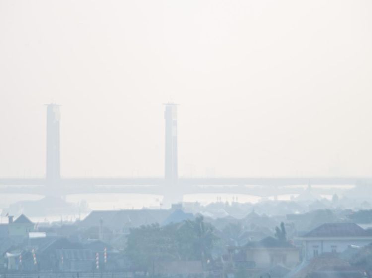 Ngeri! Kota Palembang Memutih Dikepung Kabut Asap