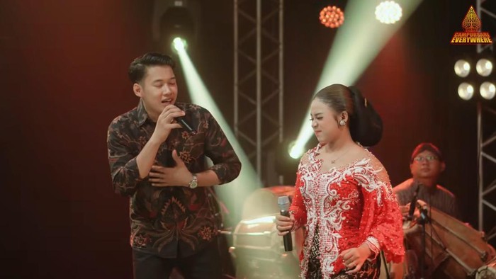 Niken Salindry dan Masdddho membawakan lagu Cinta Tak Terpisahkan.