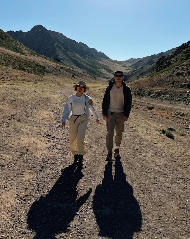 Melalui keterangan di salah satu unggahannya Nikita menuliskan tentang pentingnya berlibur dan menghabiskan waktu berdua pasangan meski telah memiliki anak. Some said it is selfish to leave your children , we said it is selfless to have a moment with your partner and create more energy that we can give to our children, tulis Nikita. Foto: Instagram/@nikitawillyofficial94