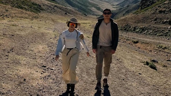 8 Foto Nikita Willy & Suami Pergi ke Mongolia Tanpa Anak, Asik Main di Gurun
