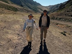 8 Foto Nikita Willy & Suami Pergi ke Mongolia Tanpa Anak, Asik Main di Gurun