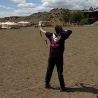 Selama di Mongolia Nikita Willy tampak melakukan beragam kegiatan, salah satunya memanah. Foto: Instagram/@nikitawillyofficial94