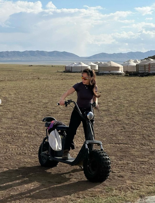 Mengenakan setelan serba hitam, penampilan ibu satu orang anak itu pun tak kalah mencuri atensi. Berparas cantik dan bertubuh langsing, tak sedikit yang memuji penampilan Nikita. Foto: Instagram/@nikitawillyofficial94