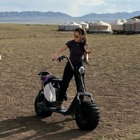 Mengenakan setelan serba hitam, penampilan ibu satu orang anak itu pun tak kalah mencuri atensi. Berparas cantik dan bertubuh langsing, tak sedikit yang memuji penampilan Nikita. Foto: Instagram/@nikitawillyofficial94