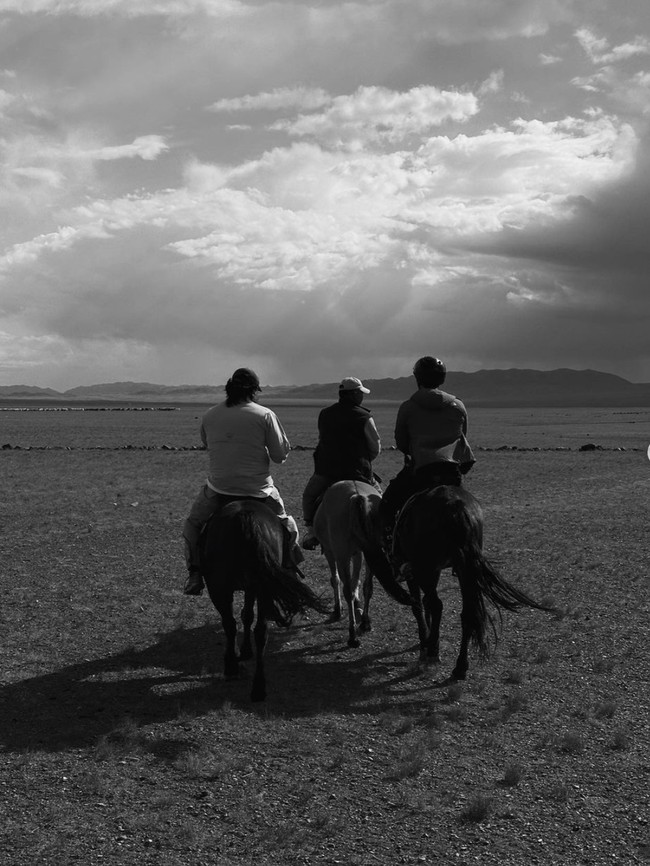 Bersama suaminya, Nikita juga tampak berkeliling sambil menaiki kuda. Berdasarkan informasi di keterangan lokasi unggahan diketahui jika foto tersebut diambil ketika dirinya sedang berada di Three Camel Lodge. Foto: Instagram/@nikitawillyofficial94