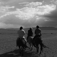 Bersama suaminya, Nikita juga tampak berkeliling sambil menaiki kuda. Berdasarkan informasi di keterangan lokasi unggahan diketahui jika foto tersebut diambil ketika dirinya sedang berada di Three Camel Lodge. Foto: Instagram/@nikitawillyofficial94