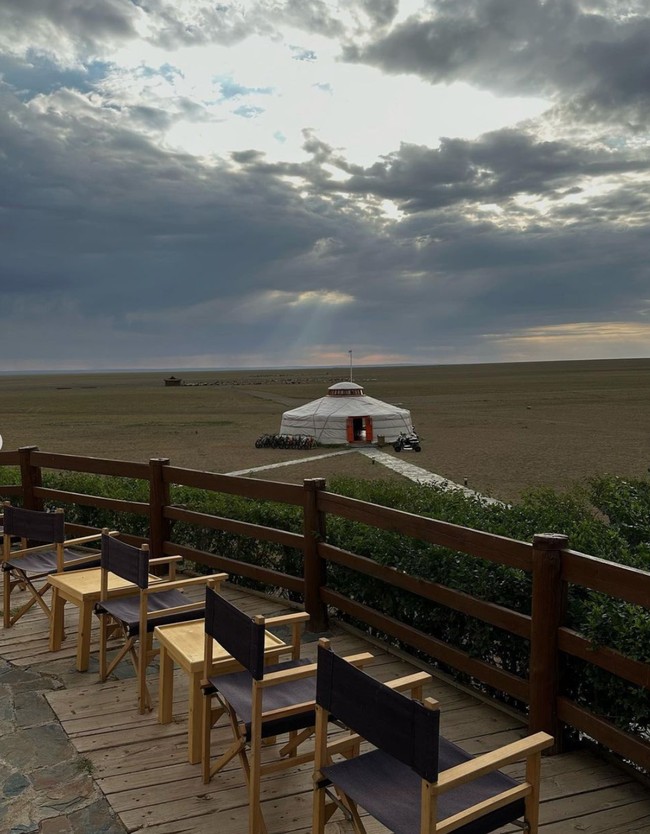 Menginap di Three Camel Lodge, rupanya hotel tersebut dibanderol dengan harga yang fantastis. Dilansir dari Trip Advisor, diperkirakan harga hotel tersebut mencapai Rp 45 juta per malamnya. Foto: Instagram/@nikitawillyofficial94