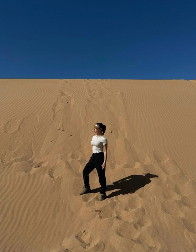 Berpose di tengah gurun pasir, Nikita Willy tampak begitu menikmati momen liburannya. Gaya ibu satu anak itu pun selalu berhasil terlihat stylish. Foto: Instagram/@nikitawillyofficial94