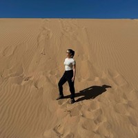 Berpose di tengah gurun pasir, Nikita Willy tampak begitu menikmati momen liburannya. Gaya ibu satu anak itu pun selalu berhasil terlihat stylish. Foto: Instagram/@nikitawillyofficial94