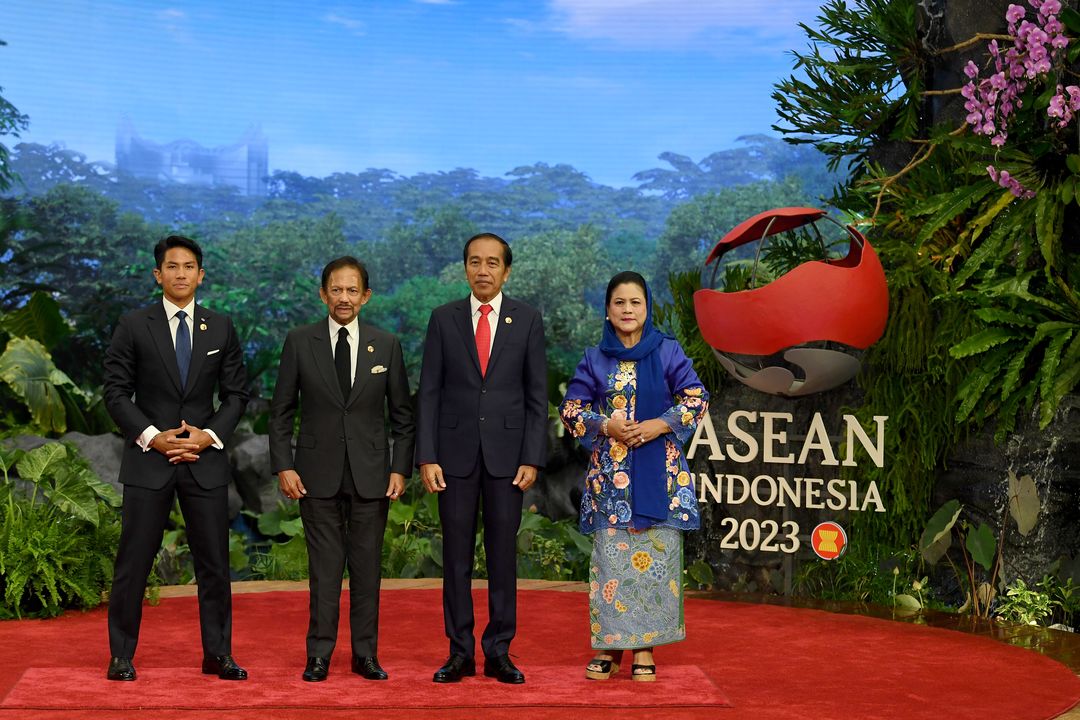 The President of Indonesia Joko Widodo and the First Lady Iriana Joko Widodo welcome Sultan of Brunei Darussalam Hassanal Bolkiah and his son Prince Abdul Mateen at the 43rd ASEAN Summit opening venue at Jakarta Convention Center, Jakarta, Tuesday (5/9/2023). Media Center of the ASEAN Summit 2023/Aditya Pradana Putra/pras/int *** Local Caption *** Presiden RI Joko Widodo bersama Ibu Negara Iriana Joko Widodo menyambut kedatangan Sultan Brunei Darussalam Hassanal Bolkiah dan putranya Pangeran Abdul Mateen di lokasi pembukaan KTT ke-43 ASEAN di Jakarta Convention Center, Jakarta, Selasa (5/9/2023). Media Center KTT ASEAN 2023/Aditya Pradana Putra/pras.