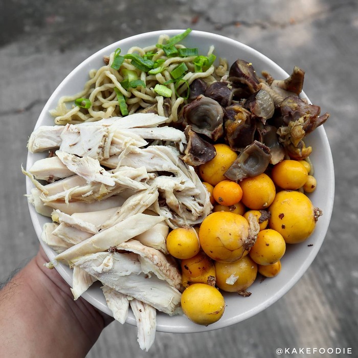 Pakai Topping Ayam Kampung, Meskipun Mahal Selalu Laris Pembeli