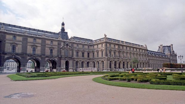 Palace of Versailles, bngunan megah yang dibangun oleh King Louis XIV di Paris, Prancis.