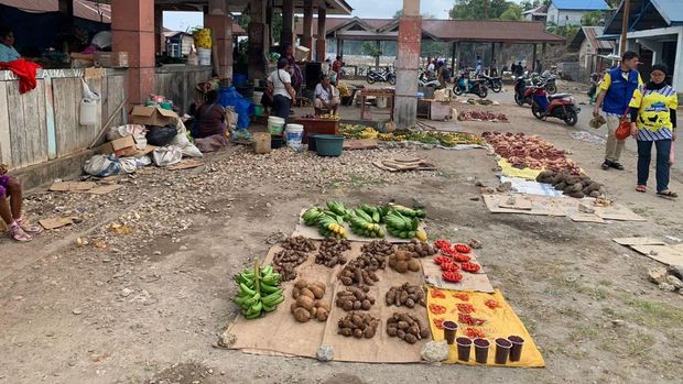 Pasar Larat Kabupaten Kepulauan Tanimbar, Maluku.(CNBC Indonesia/Maikel Jefriando)