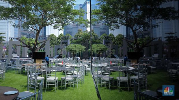 Pekerja menyiapkan dekorasi untuk Gala Dinner di Hutan Kota by Plataran, Senayan, Jakarta, Selasa (5/9/2023). (CNBC Indonesia/Faisal Rahman)