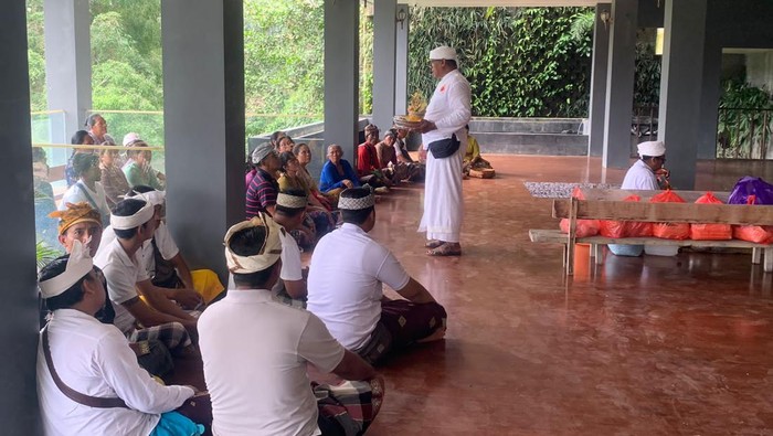 Pelaksanaan Upacara penebusan dan pecaruan untuk menetralisir hal negatif dan pembersihan bekas-bekas lift berserakan di areal korban jatuh Jumat lalu, Selasa (5/9/2023). (Putu Krista/detikBali)