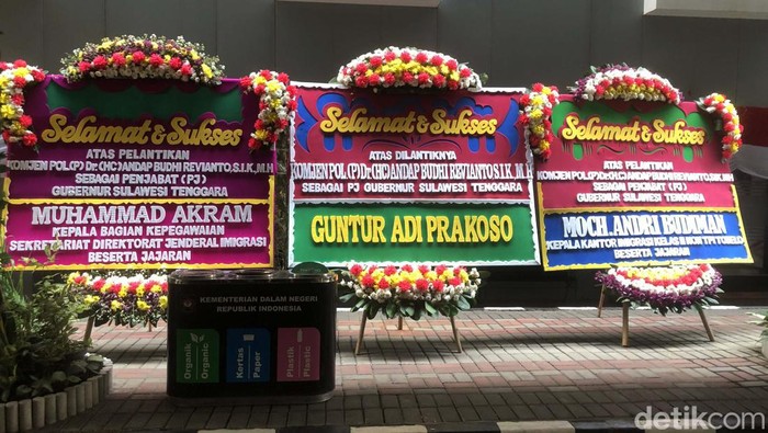 Pelantikan Pj Gubernur, Kantor Kemendagri Penuh Karangan Bunga Karangan bunga memenuhi kantor Kemendagri, Jakarta Pusat. Karangan bunga dikirimkan saat pelantikan 9 Pj Gubernur baru.