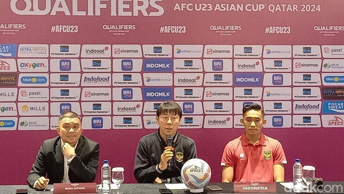 Pelatih Timnas Indonesia U-23 Shin Tae-yong, saat konfrensi pers di Swiss Belhotel Solo, Selasa (5/9/2023).