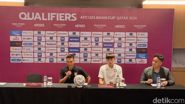 Pelatih Timnas Taiwan U-23 Tseng Tai-Lin saat konferensi pers jelang lawan Turkmenistan pada laga Grup K babak kualifikasi Piala Asia U-23 2024 di Solo, Selasa (5/9/2023).