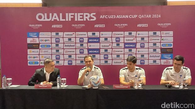 Pelatih Turkmenistan U-23 Ahmet Agamyradov saat konferensi pers jelang melawan Taiwan di laga Grup K babak kualifikasi Piala Asia U-23 2024 di Solo, Selasa (5/9/2023).