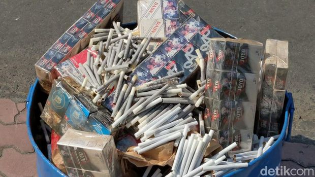 Pemusnahan jutaan rokok ilegal di Tulungagung.