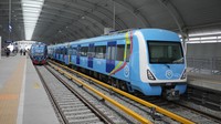 Kereta Jalur Biru Lagos Rail Mass Transit (LRMT) menunggu di stasiun di Lagos, Nigeria, Senin (4/9/2023).  