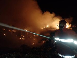Penampakan Gunung Sampah di TPA Belitung Terbakar, Sudah 2 Hari Tak Padam