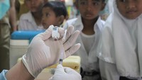 Dinas Kesehatan setempat menggencarkan imunisasi massal atau Outbreak Response Immunization (ORI) Difteri di 12 kelurahan dengan sasaran 43 ribu anak berusia 1 hingga 15 tahun sebagai upaya penanggulangan pasca ditetapkannya kawasan tersebut sebagai Kejadian Luar Biasa (KLB) difteri. 
