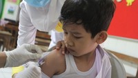 Petugas medis menyuntikkan vaksin Difteri Tetanus (DT) pada murid saat imunisasi massal di SDN Bumiayu 2, Malang, Jawa Timur, Selasa (5/9/2023). 