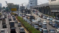 Kepadatan lalin tampak sejak turunan Flyover Pancoran yang mengarah ke Kuningan.  