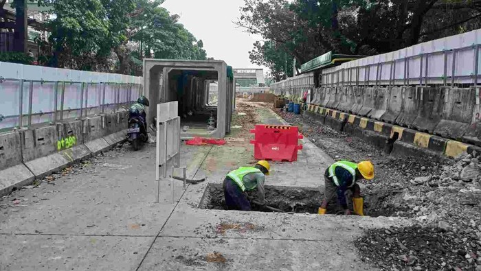 Pengerjaan proyek di kawasan Tanjung Barat, Jakarta Selatan. (Dok. Dinas SDA DKI Jakarta)