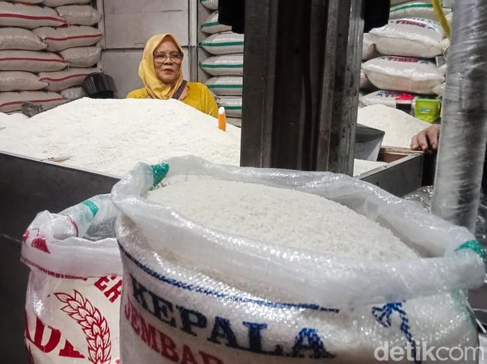 Penjual beras di Pasar Atas Baru Kota Cimahi