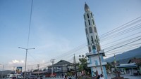 Pengendara melintas di dekat menara Masjid Al-Mujahidin yang miring di Kelurahan Silae, Palu, Sulawesi Tengah, Senin (4/9/2023).